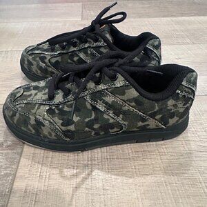 BRUNSWICK YOUTH CAMO CAMOFLAUGE BOWLING SHOES SIZE 1